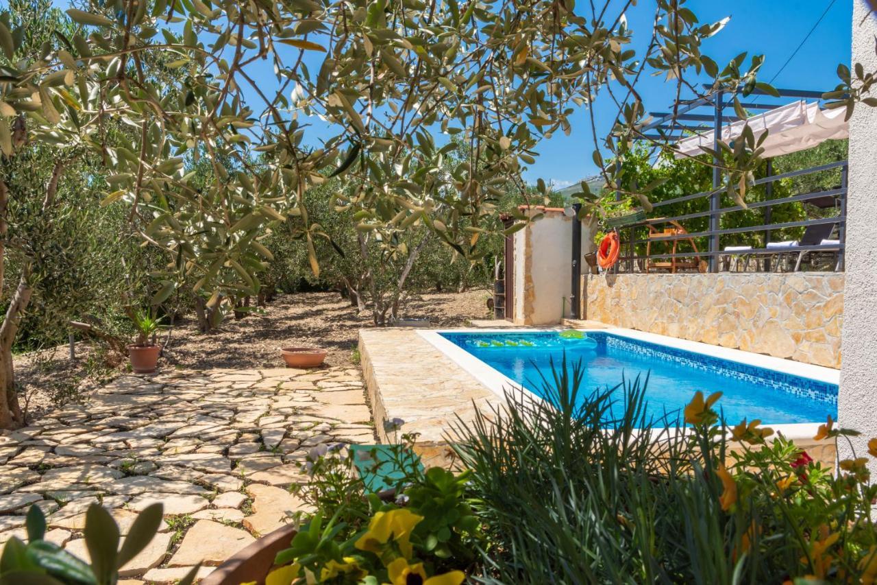 Plum Holiday Home Kastel Stari Exterior photo